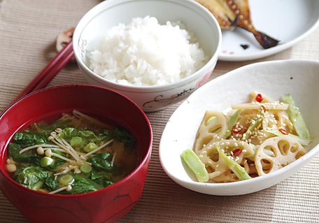 茎とサンチュの味噌汁（2人分）のイメージ